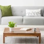 modern-coffee-table-living-room میز عسلی چوبی در مقابل مبل راحتی طوسی